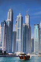 marina di Dubai con grattacieli e barche negli Emirati Arabi Uniti