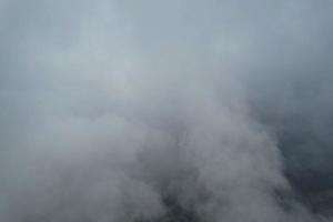 attraverso il pioggia nuvole al di sopra di il Britannico cittadina foto