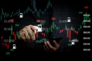 mano toccare schermo virtuale schermo azione mercato scambio i soldi grafico olio condizioni finanziario e energia per sviluppare il analisi economia e commercio forex investimento concetto. foto