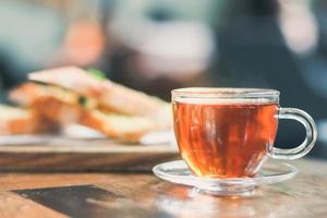 tazza di tè a un' bar sfocato sfondo e aglio pane. foto