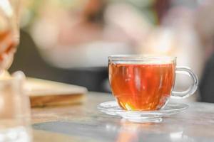 tazza di tè a un' bar sfocato sfondo foto