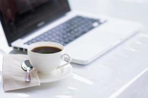 tazza di caffè e laptop per le imprese foto
