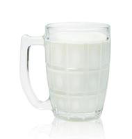 latte nel trasparente bicchiere isolato su bianca sfondo ,includere ritaglio sentiero foto