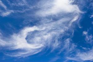 sfondo di cielo blu nuvoloso foto