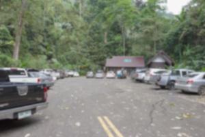 auto parcheggio lotto nel foresta sfocatura sfondo, astratto sfocato foto