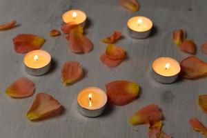 un' impostato di candele e rosa petali, aromaterapia e rilassamento a il terme e a casa. foto