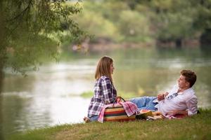 coppia nel amore godendo picnic tempo foto
