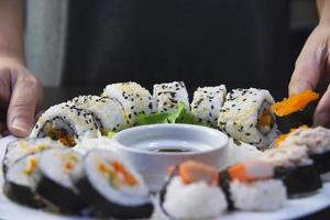 giapponese Sushi rotolo servendo nel orientale ristorante, capocuoco è preparazione Giappone tradizione cucina menù, vario diverso assortito lusso misto salutare mangiare impostato concetto foto