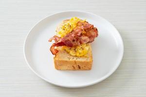 pane tostato con uova strapazzate e bacon foto