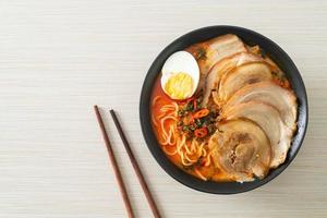 ramen noodles zuppa piccante di tomyum con arrosto di maiale foto