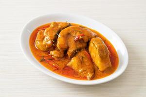 pesce gatto dalla coda rossa in salsa di curry rosso essiccata chiamata choo chee foto