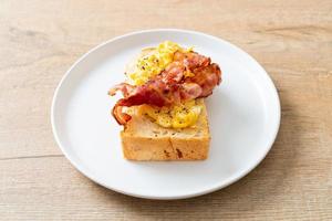 pane tostato con uova strapazzate e bacon foto