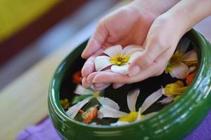 mano femminile e fiore in acqua foto