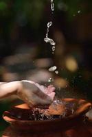 spruzzi fresco acqua su donna mani foto