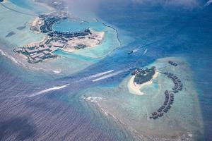 bellissimo fuco aereo Visualizza di Maldive. alto aereo paesaggio, Barche passaggio di, corallo scogliera con oceano laguna foto