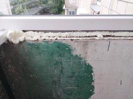 installato metallo-plastica finestre su il balcone di un' Residenziale edificio foto