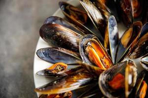 cozze in conchiglie pasto a base di pesce fresco sul tavolo copia spazio cibo sfondo foto