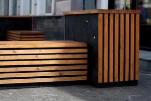 foto di legno all'aperto mobilia di un' città bar.