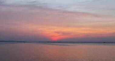 paesaggio punto di vista per il design cartolina e calendario estate mare vento onda fresco in vacanza mare calmo zona costiera grande tramonto cielo arancione chiaro d'oro sera ore giorno a chonburi thailandia foto