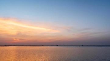 paesaggio punto di vista per il design cartolina e calendario estate mare vento onda fresco in vacanza mare calmo zona costiera grande tramonto cielo arancione chiaro d'oro sera ore giorno a chonburi thailandia foto