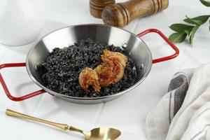 paella di riso nero con calamaro inchiostro foto