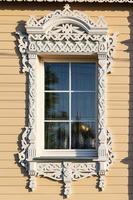 finestra con lavorato architravi nel vecchio kolomna foto