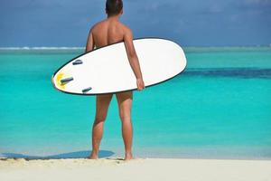 uomo con Surf tavola su spiaggia foto