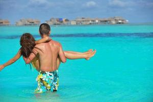 contento giovane coppia godendo estate su spiaggia foto