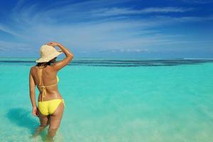 bella donna riposo su tropicale spiaggia foto