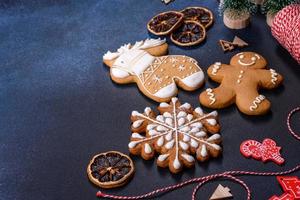 Natale fatti in casa Pan di zenzero biscotti su buio calcestruzzo tavolo foto