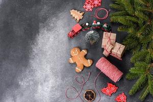 Pan di zenzero, Natale albero decorazioni, secco agrume frutta su un' grigio calcestruzzo sfondo foto