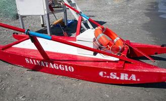 rosso Bagnino salvare barca. il parola salvataggio, salvare scritto su il barca. Riviera romagnola, Italia foto