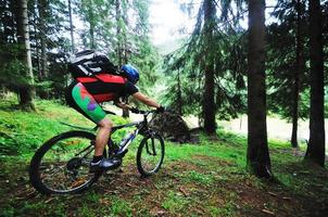 montare bici uomo all'aperto foto