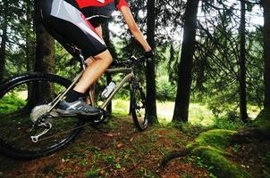 montare bici uomo all'aperto foto