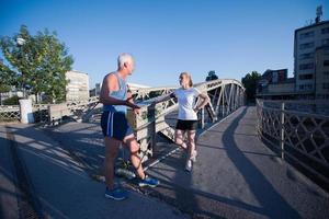 coppia che fa jogging che pianifica il percorso di corsa e imposta la musica foto