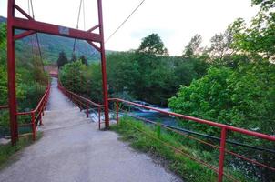 ponte sul fiume selvaggio foto