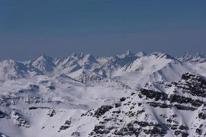 bellissimo paesaggio di montagna in inverno foto