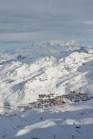 vista panoramica sulle montagne invernali foto