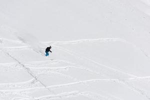 sciatore freeride che scia nella neve farinosa profonda foto