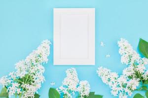 mockup cornice vuota con fiori bianchi foto
