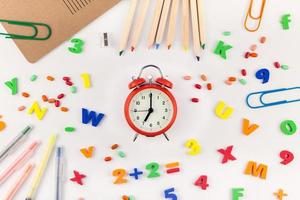 concetto di ritorno a scuola con forniture per ufficio foto