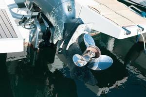 il motore barca vite su mare acqua sfondo foto