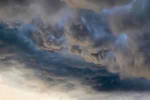 stupende formazioni di nubi scure subito prima di un temporale foto