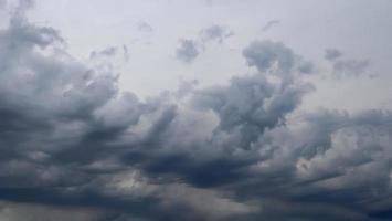 stupende formazioni di nubi scure subito prima di un temporale foto