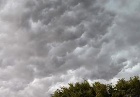 stupende formazioni di nubi scure subito prima di un temporale foto