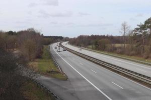 prospettiva Visualizza su un' europeo autostrada su un' soleggiato giorno. foto