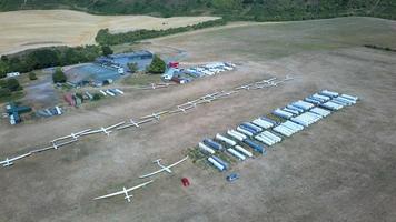 di aliante aeroporto nel il campo, alto angolo metraggio di di droni telecamera. bellissimo aereo paesaggio Visualizza di Dunstabile bassi Inghilterra grande Gran Bretagna foto