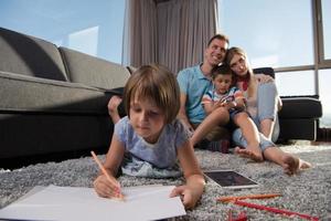 giovane coppia che trascorre del tempo con i bambini foto