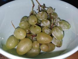 verde lavato uva menzogna nel un' ciotola foto