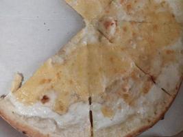 pezzi di Pizza con formaggio e Crosta foto